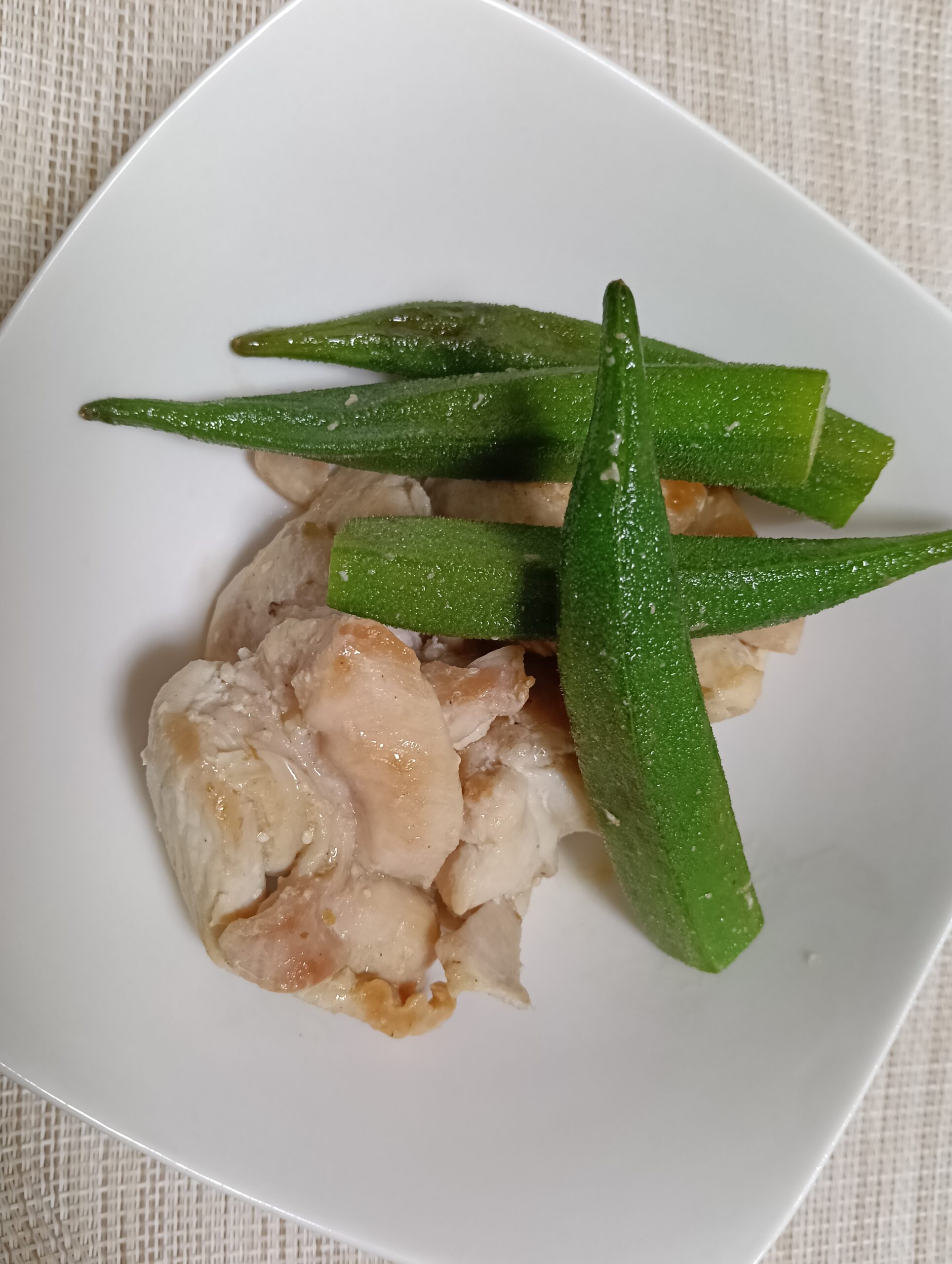 鶏肉オクラのおかずの写真